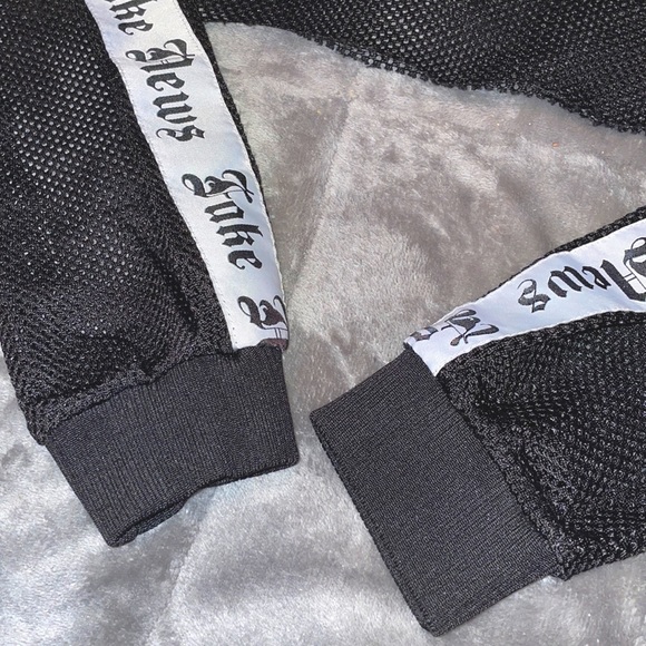 💜hooded black mesh “fake news” crop top - Picture 3 of 4